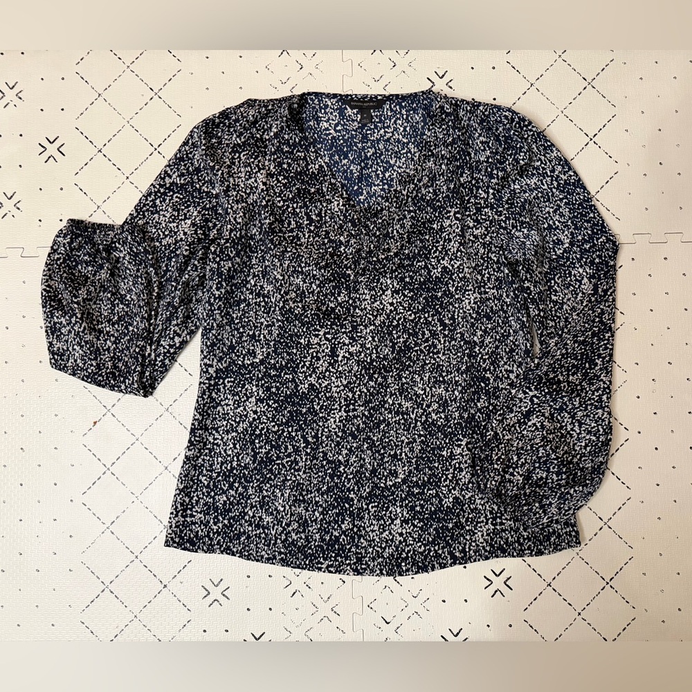 Banana Republic long sleeve v neck blouse M